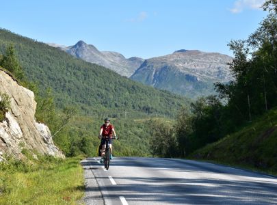 Sykkeltur langs Ishavskysten | Arctic Coast Cycling | Discover Norway