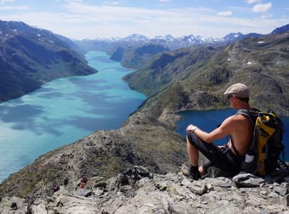 Fotturer med guide i Jotunheimen | Jotunheimen Explorer - Guided Hikes & Farm Stay | Discover Norway