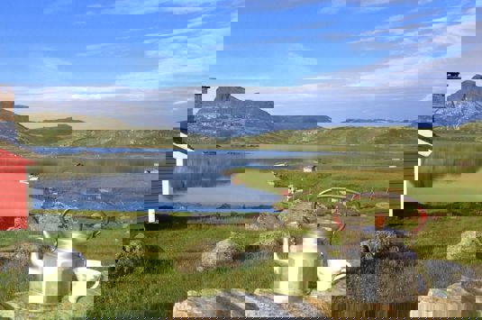 Fotturer med guide i Jotunheimen | Jotunheimen Explorer - Guided Hikes & Farm Stay | Discover Norway